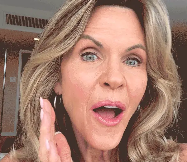 Mujer aplicando la mascarilla en el rostro para potenciar los activos de la rutina facial
